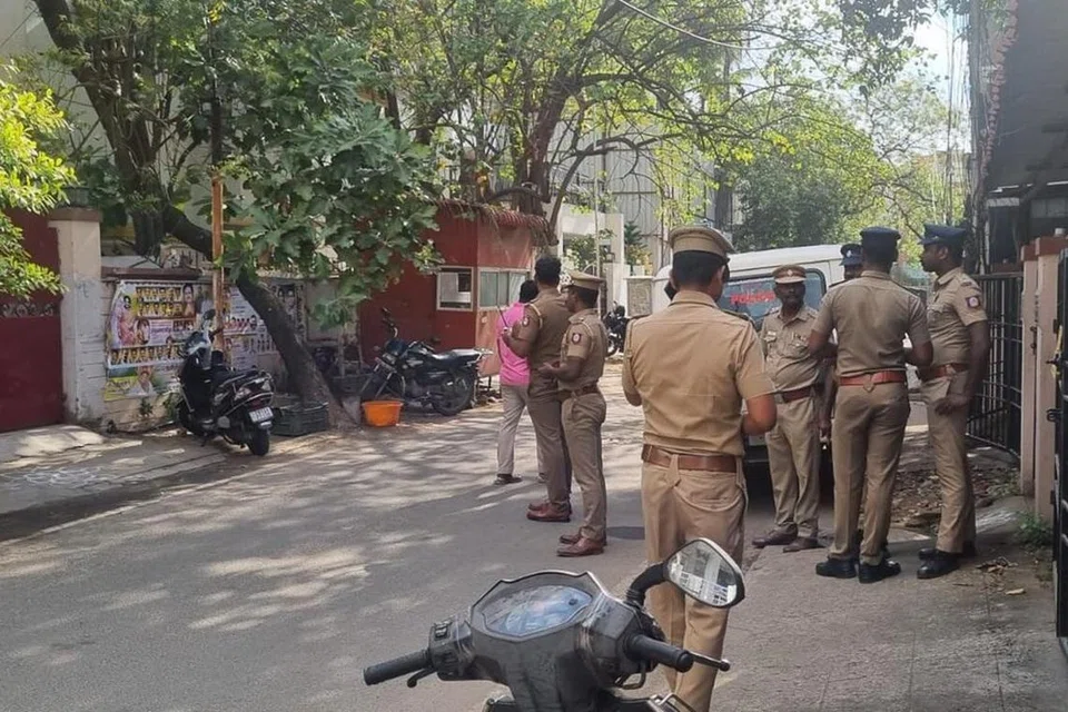 பாஜகவினர் தடையை மீறி போராட்டத்தில் குதிக்கலாம் என்பதால், பாதுகாப்பு முன்னெச்சரிக்கை நடவடிக்கையாக பாஜக மாநிலத் தலைவர் அண்ணாமலை மற்றும் கட்சியின் முக்கிய நிர்வாகிகள், மூத்த தலைவர்கள் வீடுகளின் முன்பு காவலர்கள் குவிக்கப்பட்டுள்ளனர்.