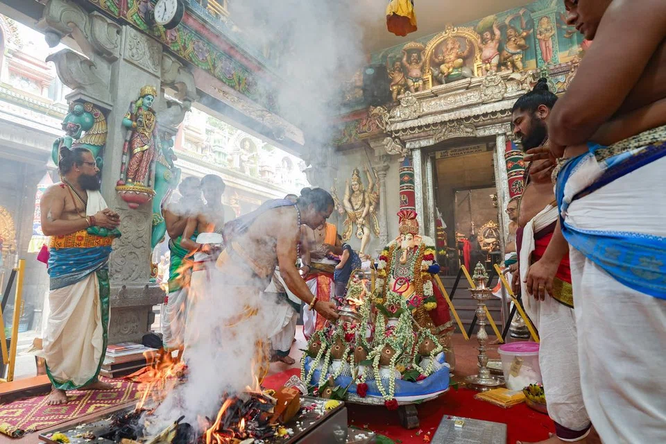 குடமுழுக்கின் முதற்கட்டச் சடங்கான பாலஸ்தாபனத்தை முன்னிட்டு, கோவிலின் விநாயகர் சந்நிதிக்கு முன்பாக வேள்வி நடத்தப்படுகிறது.