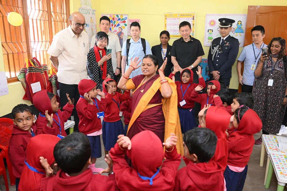 மரபுடைமைச் சிற்றூரான ரகுராஜ்பூருக்குச் சென்றிருந்த அதிபர் தர்மன் அங்கு பல்வேறு கலை நிகழ்ச்சிகளைக் கண்டுகளித்தார்.