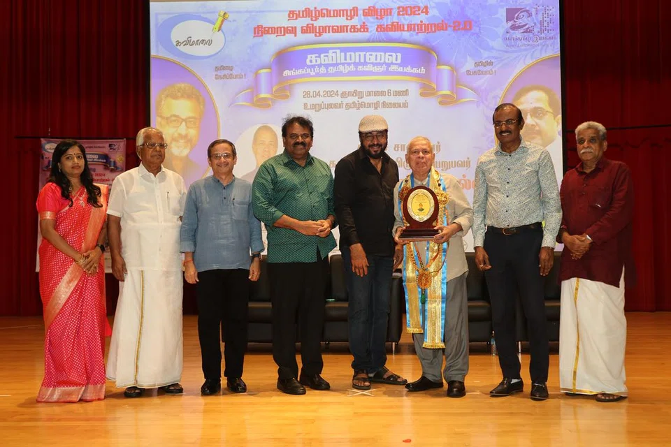 (இடமிருந்து) கவிமாலை தலைவர் இன்பா, கவிமாலை காப்பாளர் மா.அன்பழகன், தமிழ் முரசு நாளிதழ் ஆசிரியர் த.ராஜசேகர், சிராங்கூன் டைம்ஸ் இதழ் ஆசிரியர் ஷாநவாஸ், தமிழ்த் திரைப்பட நடிகர் பொன்வண்ணன், விருது பெற்ற மூத்த ஊடகவியலாளர் செ.ப.பன்னீர்செல்வம், நியமன நாடாளுமன்ற முன்னாள் உறுப்பினர் இரா.தினகரன், ‘மக்கள் மனம்’ இதழ் ஆசிரியர் பிச்சினிக்காடு இளங்கோ.