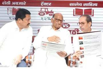 மகாராஷ்டிராவில் எதிர்க்கட்சிக் கூட்டணித் தலைவர்கள் ஒன்றுகூடி ஆலோசனை நடத்தும் காட்சி.