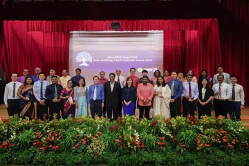 நல்லாசிரியர் விருது 2025 நிகழ்வில் துணையமைச்சர் தினேஷ் வாசு தாஸ் (நடுவில்) உள்ளிட்ட சிறப்பு விருந்தினர்கள், நிகழ்ச்சி ஏற்பாட்டாளர்கள், விருது வழங்கிச் சிறப்பிக்கப்பட்ட ஆசிரியர்கள்.