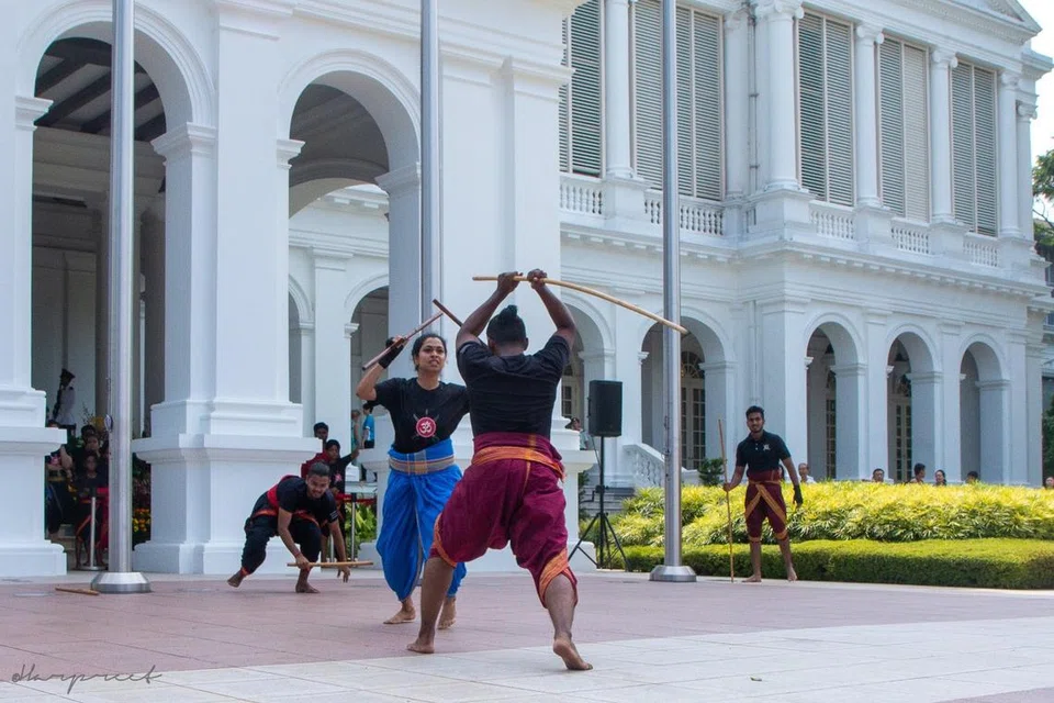 பாரம்பரியக் கலைகள் கற்கும் சிங்கப்பூர் இளையர்கள்.