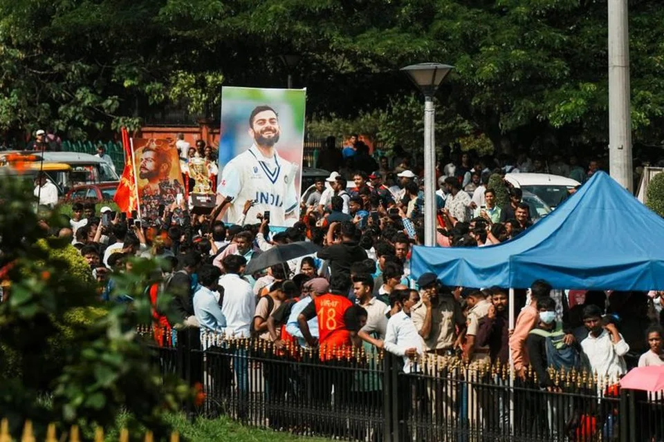 சின்னசாமி விளையாட்டரங்கிற்கு முன்பு குவிந்த பெங்களூரு ரசிகர்கள்.