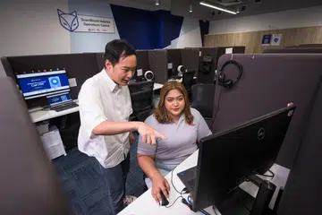 மோசடிகளுக்கு இரையாவதைத் தவிர்க்க தனிநபர்களுக்கு உதவ முடிவதுதான், திருவாட்டி அலிஷா ஃபாண்டி (வலதுபுறம், அவரது சக ஊழியருடன் இங்கே காணப்படுகிறார்) மற்றும் அவரது சக ஊழியர்கள் ஸ்கேம்ஷீல்ட் உதவி மைய ஊழியர்களாக செய்யும் வேலையை அர்த்தமுள்ளதாகக் கருதுகிறார்கள். 