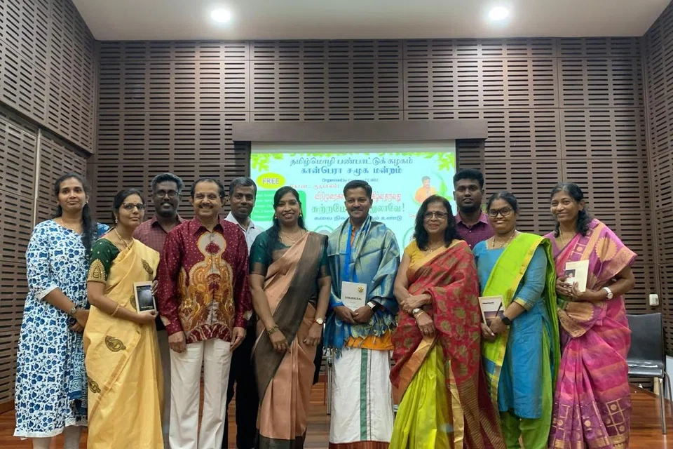 ஏற்பாட்டுக் குழுவுடன் பட்டிமன்றப் பேச்சாளர்கள்.