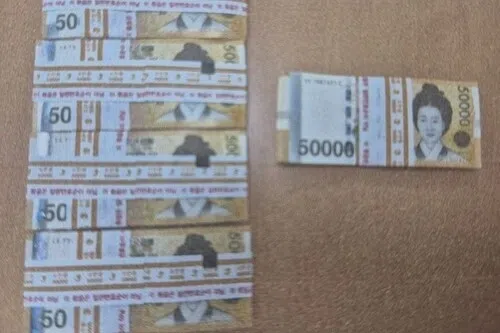 குப்பைப் பையில் கிடந்த $23,800 கண்டெடுத்தவரிடமே ஒப்படைப்பு