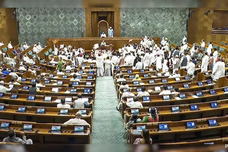 மக்களவையில் தாக்கலானது தொகுதி மறுவரையறை, மகளிர் இட ஒதுக்கீடு மசோதாக்கள்