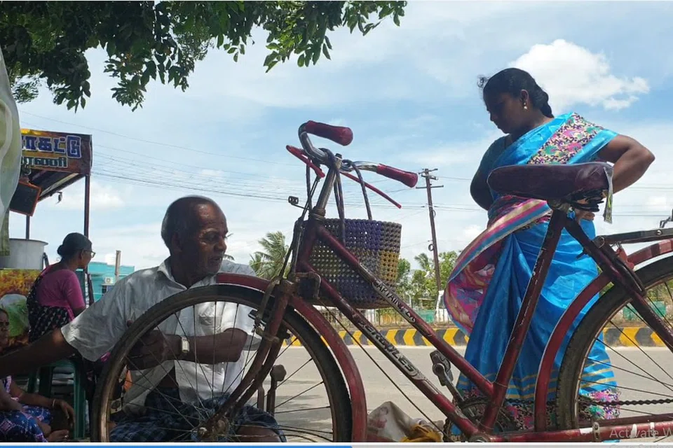 திருச்சி-பூம்புகார் சாலையும் சென்னை-மயிலாடுதுறை சாலையும் சீர்காழிக்குப் புறத்தே சந்திக்கும் இடத்தில் சாலை ஓர சைக்கிள் கடை நடத்தும் திரு விஜயன், ஒரு மாதின் சைக்கிள் டியூபில் பஞ்சர் ஒட்டுகிறார். 