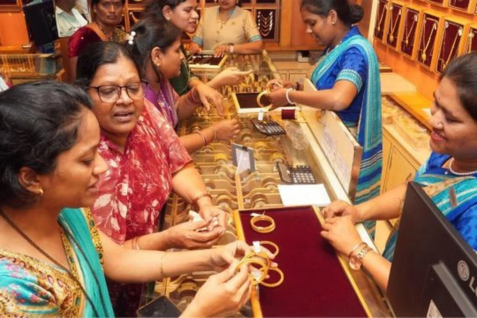 தங்கத்தின் விலை தொடர்ந்து அதிகரித்துவருவதால் அதை வாங்க விரும்பும் மக்கள் பெரும் கவலையடைந்துள்ளனர்.