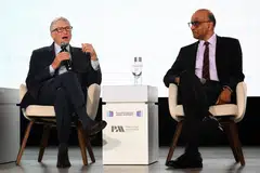 ஆசிய அருட்கொடை உச்சநிலை மாநாட்டின் கலந்துரையாடல் நிகழ்ச்சியில் மே 5ஆம் தேதி கலந்துகொண்ட கேட்ஸ் அறநிறுவனத்தின் தலைவரும் அறங்காவலருமான பில் கேட்ஸ் (இடது) உரையாற்றுகிறார். அருகில் சிங்கப்பூர் அதிபர் தர்மன் சண்முகரத்னம். 