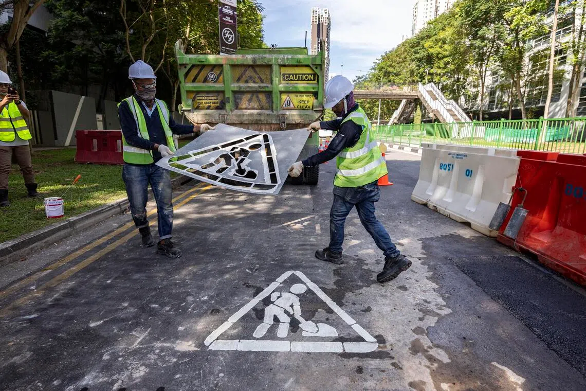 நெடுநாள் சாலைப் பணிகளுக்கு தற்காலிக  அடையாளங்கள்