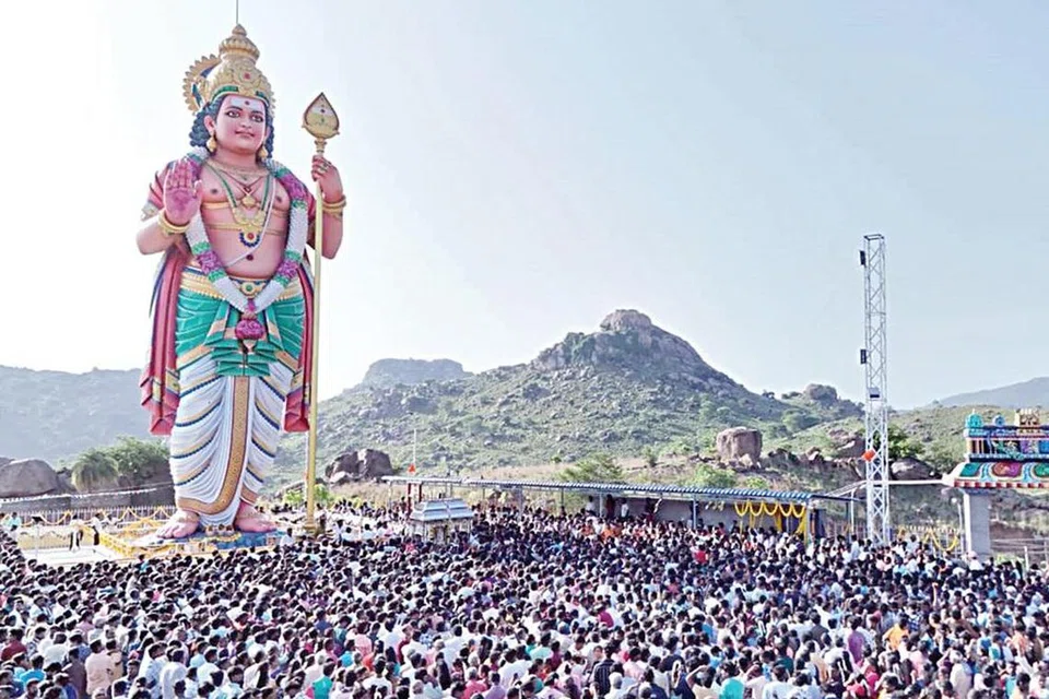 புதிதாக நிறுவப்பட்டுள்ள முருகன் சிலையின் உயரம் 92 அடியாகும்.