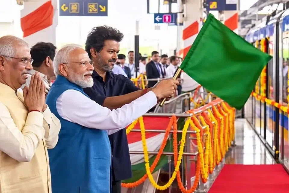 பூந்தமல்லி - வடபழனி இடையிலான சென்னை மெட்ரோ ரயில் சேவையின் இரண்டாம் கட்டத்தை அக்டோபர் 11ஆம் தேதி ஞாயிற்றுக்கிழமை கொடியசைத்துத் தொடங்கிவைத்தார் இந்தியப் பிரதமர் நரேந்திர மோடி. உடன் தமிழக ஆளுநர் அர்லேக்கர், மாநில முதல்வர் விஜய்.