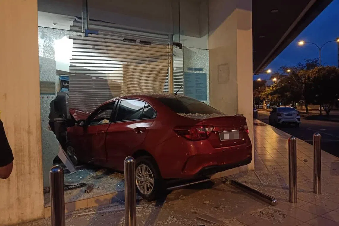 வங்கிக்குள் காரைச் செலுத்திய ஆடவர் கைது