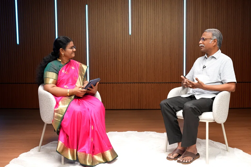 தமிழ் முரசின் ‘ஆய கலை அரிய கலைஞர்’ வலையொளித் தொடருக்கான சிறப்பு நேர்காணலில் கவிஞர் கண்ணதாசனின் நினைவலைகளைப் பகிர்ந்துகொண்ட கவிஞரின் இளைய மகன் வெங்கடாச்சலம் கண்ணதாசன் (வலது), தமிழ் முரசு உதவி ஆசிரியர் கலைச்செல்வி வைத்தியநாதன்.