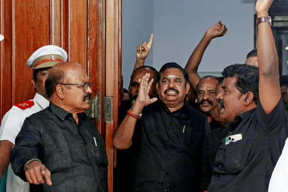 சட்டமன்றத்திலிருந்து வெளிநடப்பு செய்த அதிமுக எம்எல்ஏக்கள்.