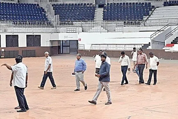 விஜய்யுடன் தலைமைச் செயலர், டிஜிபி ஆலோசனை
