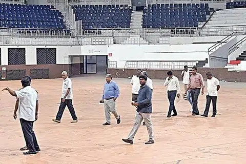 முதல்வராக விஜய் மே 7ஆம் தேதி பதவியேற்க இருப்பததாக கருதப்பட்ட நேரு உள் விளையாட்டு அரங்கத்தை அதிகாரிகள். ஆய்வு செய்தனர்.