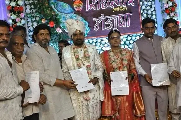 ஊருக்கே விபத்துக் காப்புறுதி எடுத்து வியக்கவைத்த மணமகன் குடும்பத்தார்