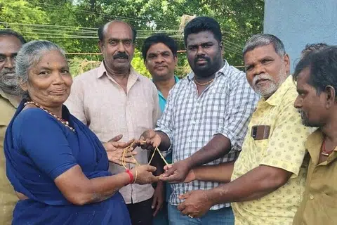 குப்பையில் வீசப்பட்ட நகைகளை மீட்டுத் தந்த தூய்மைப் பணியாளர் மீனாட்சிக்குப் பாராட்டுகள் குவிந்து வருகின்றன.