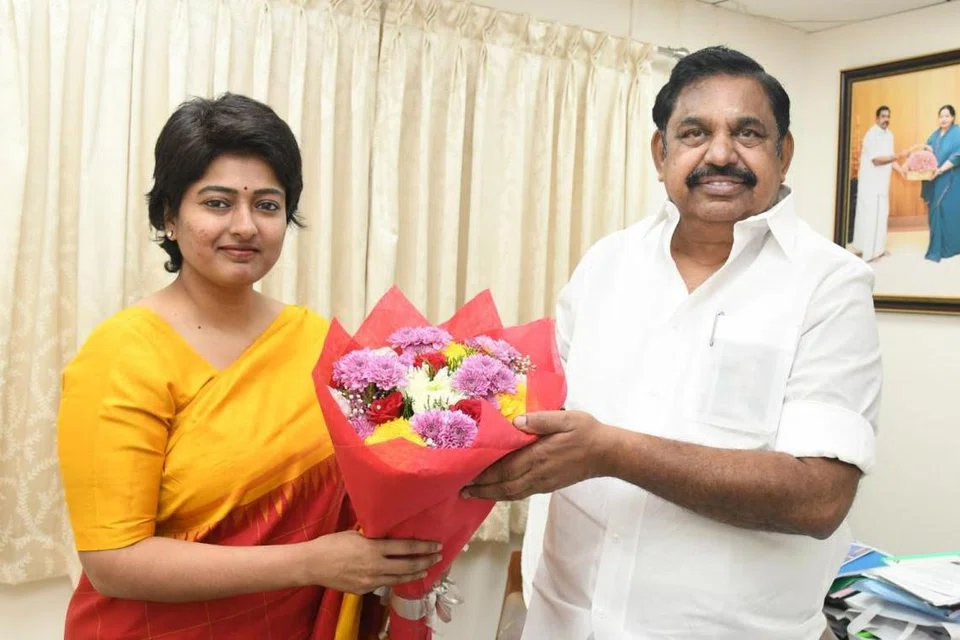 எடப்பாடி பழனிசாமி முன்னிலையில் அதிமுகவில் இணையும் காயத்ரி ரகுராம்.