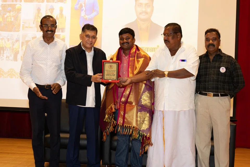 மக்கள் கவிஞர் மன்றத்தின் வருடாந்தர உழைப்பாளர் விருது  பாதுகாப்பு அதிகாரி சின்னதுரை சதீஷுக்கு (நடுவில்) வழங்கப்பட்டது.