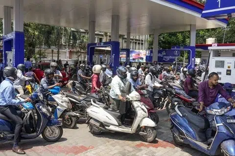 விலை உயர்வு ஒவ்வோர் இந்தியனையும் பாதிக்கும் என்றும் ராகுல் காந்தி சுட்டிக்காட்டி உள்ளார்.