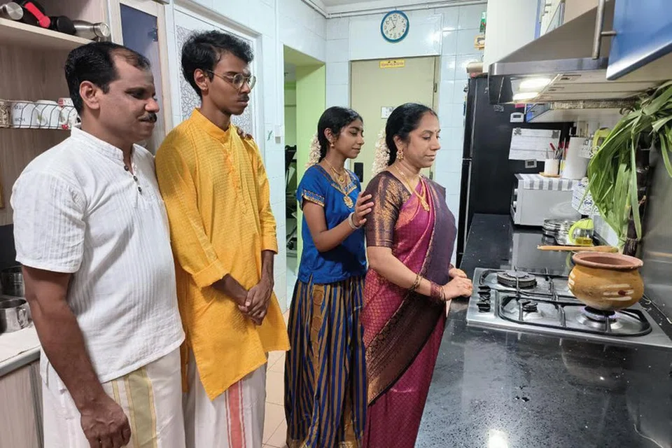 கடந்த ஆண்டு பொங்கலின்போது வீட்டில் பொங்கல் வைக்கும் எத்திராஜன் அரவிந்தன் குடும்பத்தினர்.