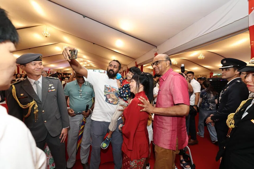 பொதுமக்களுடன் புகைப்படங்கள் எடுத்துக்கொண்ட அதிபர் தர்மன்.