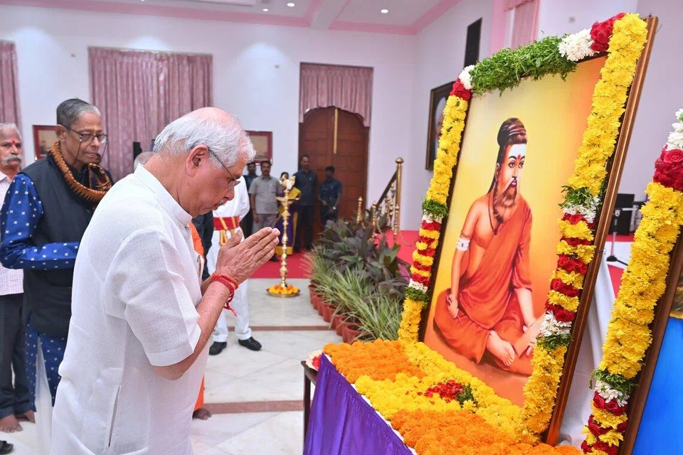 தமிழக ஆளுநர் மாளிகையில் மே 30ஆம் தேதி நடந்த திருவள்ளுவர் திருநாள் விழாவில், வள்ளுவர் படத்திற்கு மலர் தூவி மரியாதை செலுத்திய ஆளுநர் ராஜேந்திர விஸ்வநாத் அர்லேகர்.