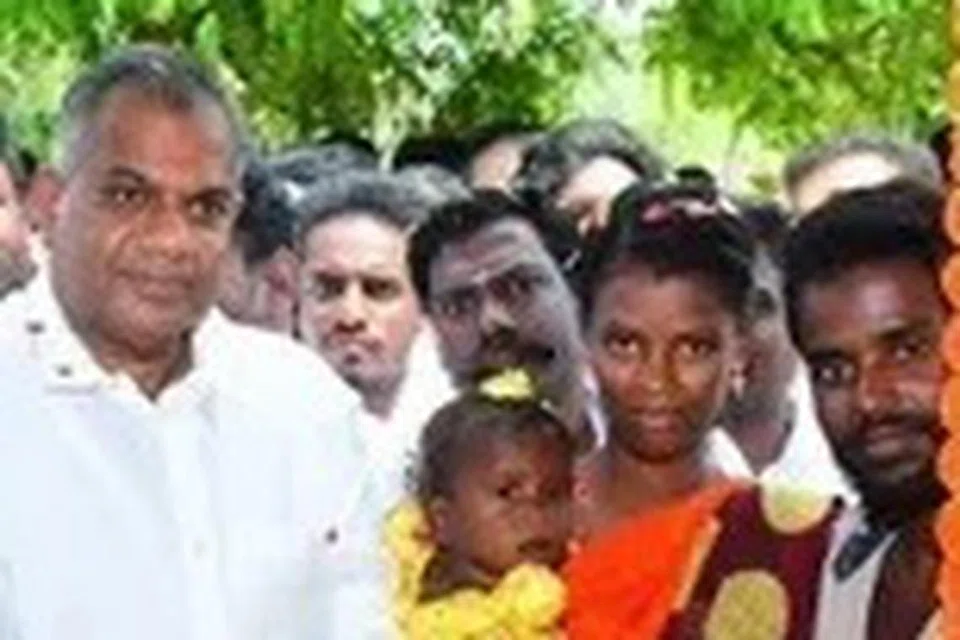 புதிய வீடுகளைத் திறந்து வைத்து, பயனாளிகளிடம் வீட்டுச் சாவியை ஒப்படைத்தார் பொதுச் செயலாளர் புஸ்ஸி ஆனந்த்.
