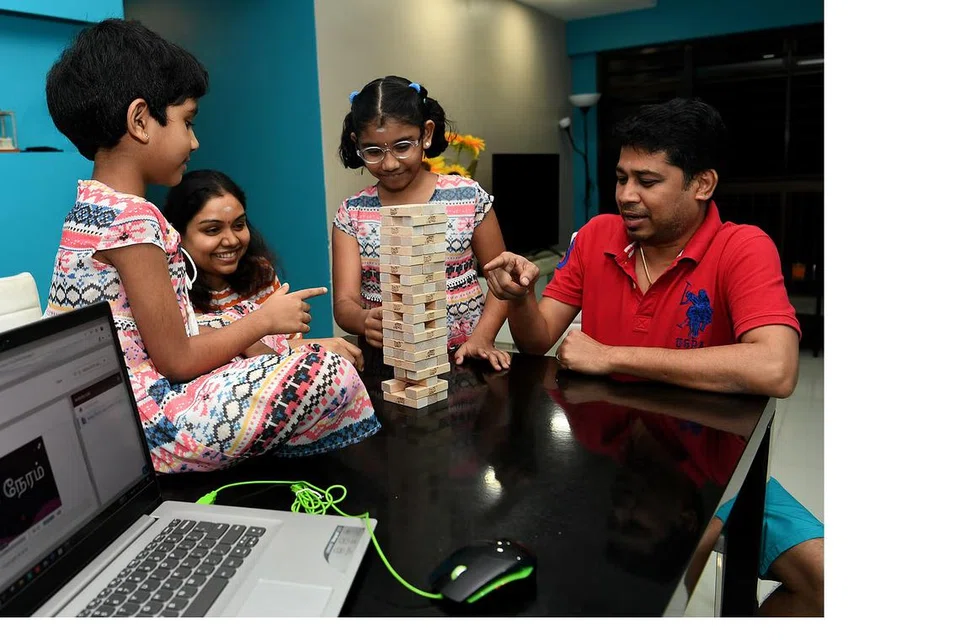 திரு சங்கர் சுப்ரமணியன், திருமதி துர்கா தேவி தம்பதியரின்   மகள்கள் வானியா சங்கர், அக்‌ஷரா ஆகியோர் தங்கள் வீட்டில் ‘ஜெங்கா’ விளையாட்டை விளையாடுகிறார்கள். 