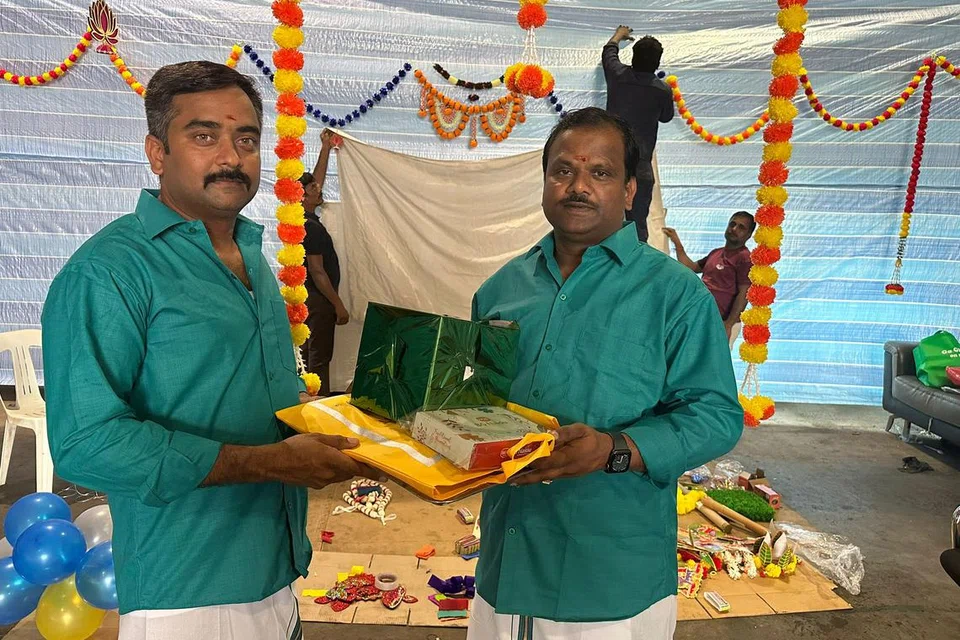 ஹன்சிகா நிறுவனத்தின் இயக்குநர் திரு.இராஜபாண்டியன் (வலது) தன் நிறுவனத்தின் பணியாளர்கள் அனைவருக்கும் தீபாவளிப் பரிசு மற்றும் புத்தாடைகள் வழங்கினார்.