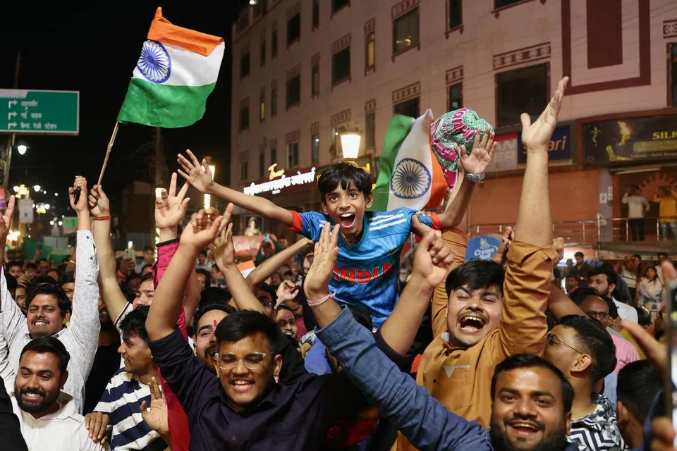 வீதியில் இறங்கி இந்திய அணியின் வெற்றியைக் கொண்டாடி மகிழும் வாரணாசிவாசிகள்.