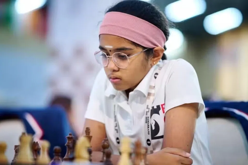 உஸ்பெகிஸ்தானின் சமர்கண்ட் நகரில் நடைபெற்ற 46வது சதுரங்க ஒலிம்பியாட் போட்டியில் கலந்துகொண்ட 11 வயது போதனா, ஆக இளம் வயதில் இந்தச் சாதனையைப் புரிந்துள்ளார்.