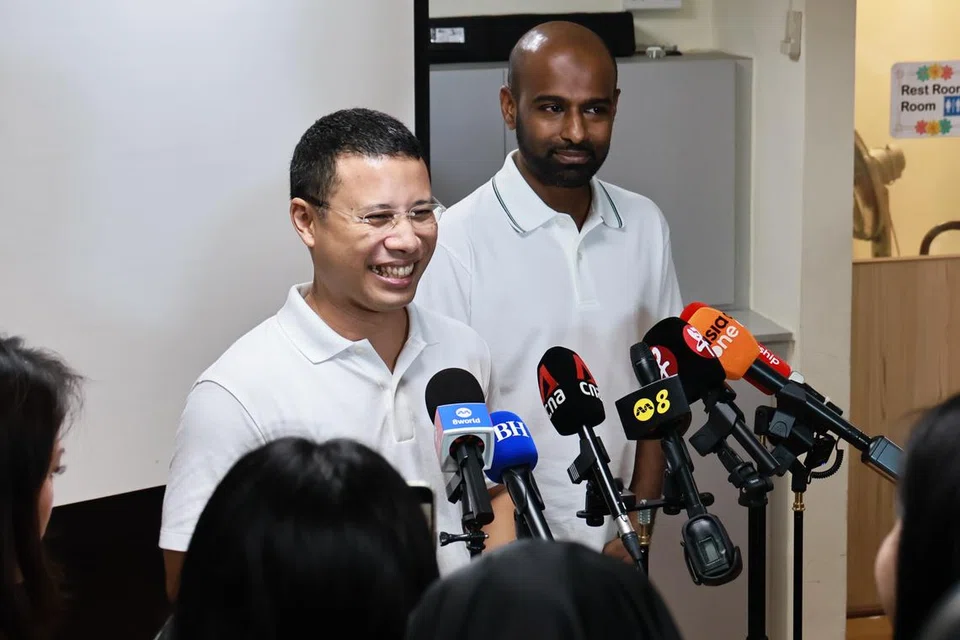 தேசிய வளர்ச்சி அமைச்சர் டெஸ்மண்ட் லீ (இடம்), வெஸ்ட் கோஸ்ட் - ஜூரோங் வெஸ்ட் குழுத்தொகுதிப் புதுமுக வேட்பாளர் ஹமீது ரசாக்.