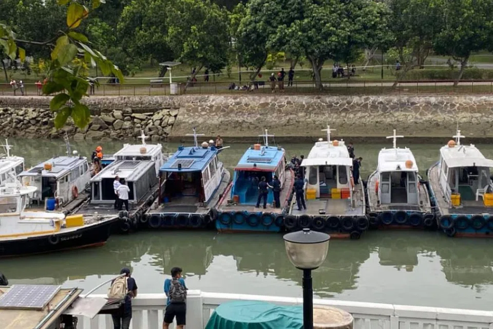 சாங்கி பாயிண்ட் படகு முனையத்தில் இருந்து புலாவ் உபின் தீவுக்குச் செல்லும் படகுகள்.  