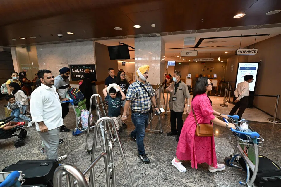 ஜூன் 22, 2023ல் சாங்கி விமான நிலைய முனையம் 1ல் கூடியிருந்த பயணிகள். 