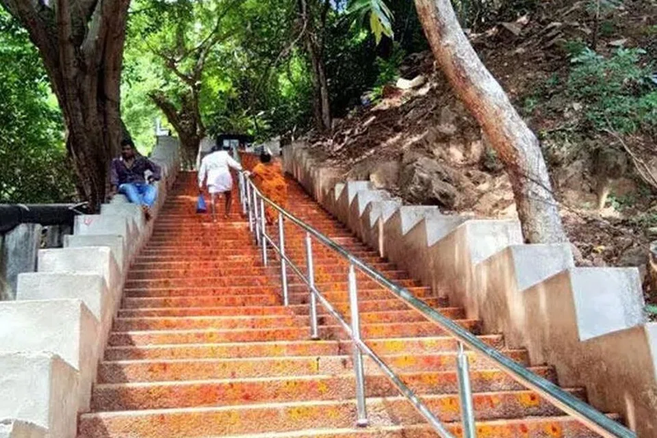 அலிபிரியில் இருந்து திருமலைக்குச் செல்லும் படிக்கட்டுப் பாதையில் சிறுத்தை நடமாட்டம் இருப்பதாக காவல்துறை எச்சரிக்கை விடுத்துள்ளது.
