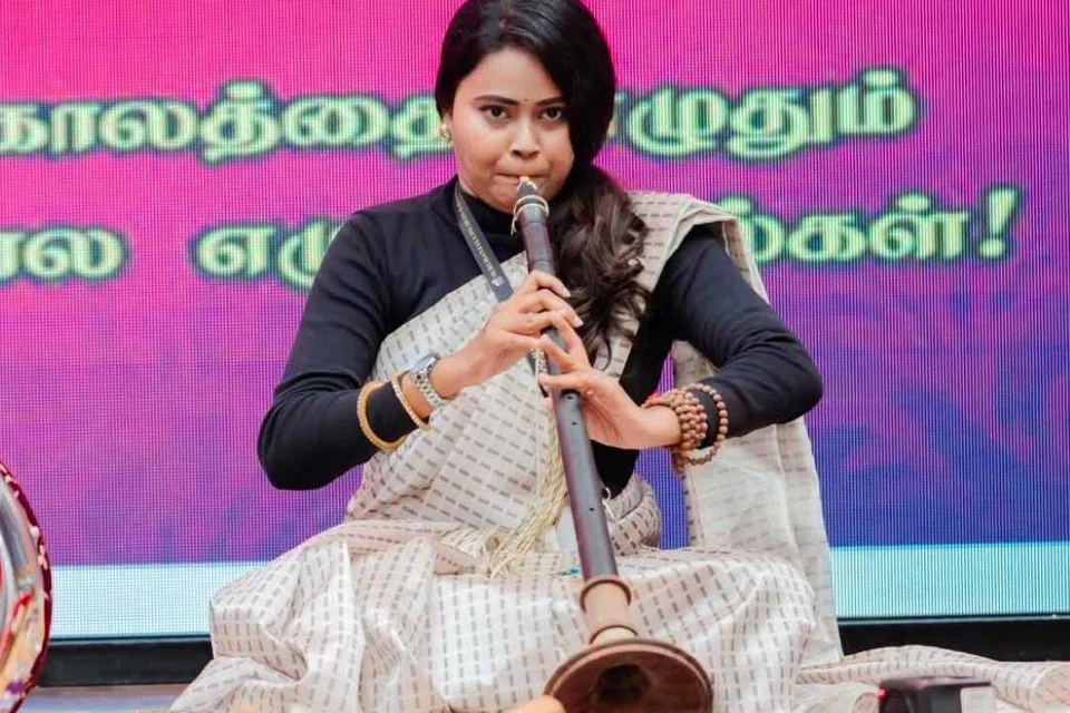 மலேசியத் தமிழ்நெறிக் கழக மாணவர் பண்பாளர் விழாவில் இசைவிருந்து படைத்த மலேசிய நாதஸ்வரக் கலைஞர் குமாரி அஞ்சலி