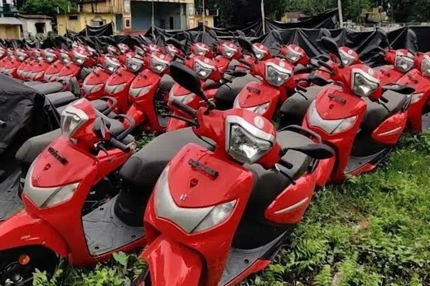 உத்தரப் பிரதேசத்தில் 50,000 பெண் பட்டதாரிகளுக்கு இலவச ‘ஸ்கூட்டர்’