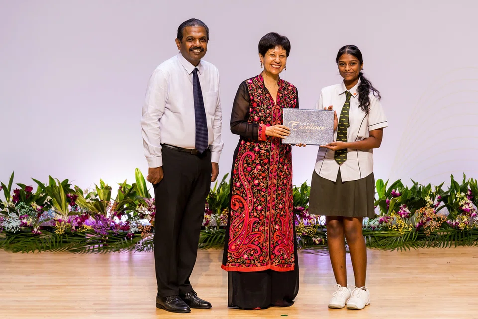 செயற்கை நுண்ணறிவுவழி துணைப்பாடச் செயலி ஒன்றை உருவாக்கிய சங்காட் சாங்கி உயர்நிலை பள்ளி மாணவி பிரிஸ்கா ரோஷினி ரிச்சர்ட் ரவிக்குப் பிரதமர் அலுவலக அமைச்சர் இந்திராணி ராஜா (நடுவில்) சிறப்பு சாதனை விருதை வழங்கினார். உடன் சிண்டா தலைமை நிர்வாக அதிகாரி அன்பரசு ராஜேந்திரன்.