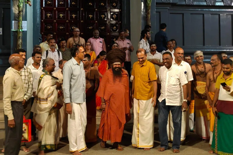 அருள்மிகு தெண்டாயுதபாணி கோயிலின் நிர்வாகக் குழுவினர் மற்றும் பக்தர்களுடன் தருமபுரம் ஆதீனம் (நடுவில்).