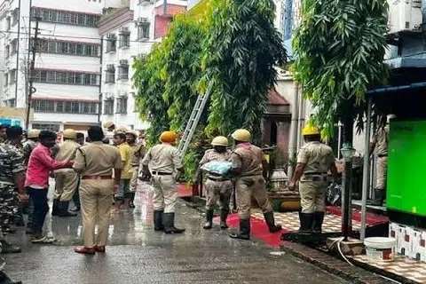 தீயணைப்பு, காவல் துறையினர் ஏணிகளைப் பயன்படுத்தி விடுதியில் சிக்கியிருந்த 22 பேரை மீட்டனர். காயமடைந்த 11 பேர் சிகிச்சைக்காக அருகில் உள்ள மருத்துவமனையில் அனுமதிக்கப்பட்டுள்ளனர்.