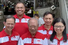 வெஸ்ட் கோஸ்ட்-ஜூரோங் வெஸ்ட் குழுத்தொகுதியில் களமிறங்கவுள்ள சிங்கப்பூர் முன்னேற்றக் கட்சி அணியினரில் அக்கட்சியின் மூன்று தலைவர்கள் (முன்வரிசை இடமிருந்து) லியோங் மன் வாய், டாக்டர் டான் செங் போக், ஹேசல் புவா ஆகியோர் இடம்பெறுகின்றனர். புதுமுகங்களான (பின்வரிசை இடமிருந்து) சானி இஸ்மாயில், சுமார்லெகி அம்ஜா இருவரும் மற்ற வேட்பாளர்கள். 