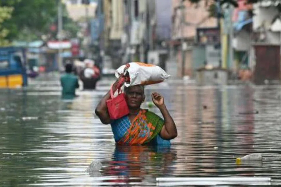 மிச்சாங் புயலால் சென்னை மோசமாக பாதிக்கப்பட்டுள்ளது.