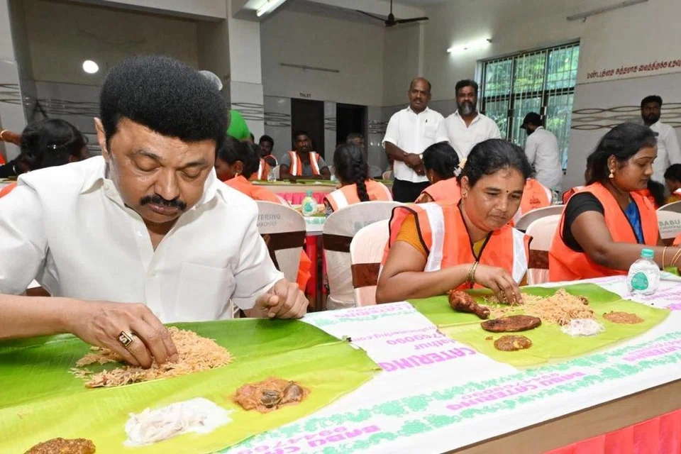 தூய்மைப் பணியாளர்களுடன் அமர்ந்து உணவு சாப்பிடும் முதல்வர்.
