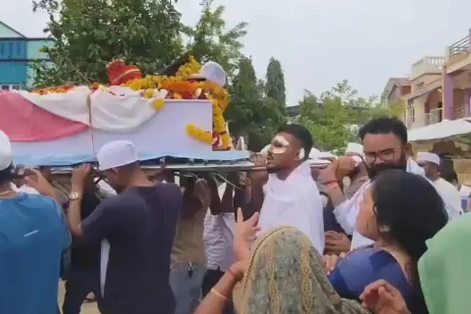 புதன்கிழமை காலை (ஜூன் 18) அஜய்யின் உடலுக்கு இறுதிச் சடங்குகள் செய்யப்பட்டு தகனம் செய்யப்பட்டது. இறுதிச் சடங்கில் தனது சகோதரரின் உடலை விஸ்வாஸ் சுமந்துச் செல்லும் காட்சிகள் இணையத்தில் வைரலாகி வருகின்றது.