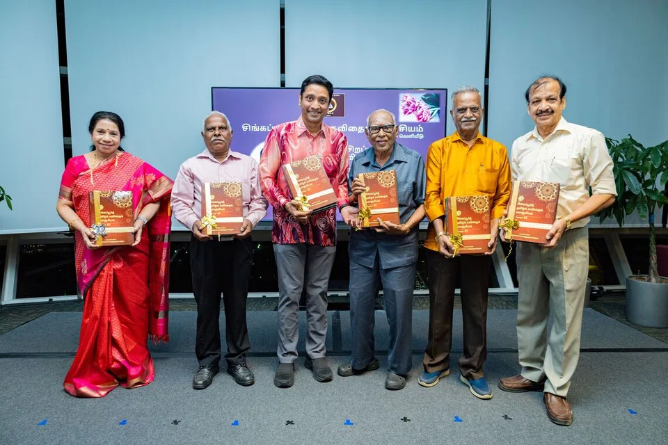 நூல் வெளியீட்டு விழாவில் (இடமிருந்து) திருவாட்டி சித்ரா சங்கரன், நூல் தொகுப்பாசிரியர் கோட்டி முருகானந்தம், துணையமைச்சர் தினேஷ் வாசு தாஸ், முனைவர் சுப.திண்ணப்பன், திரு நா.ஆண்டியப்பன், திரு சு.முத்துமாணிக்கம்.